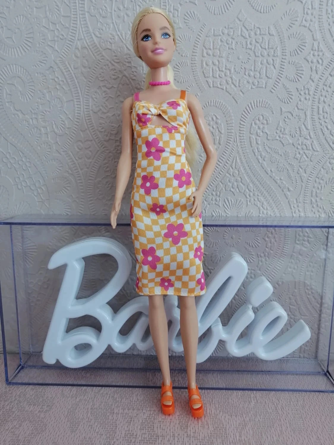 Jolie Barbie "Tall" dans sa robe à fleurs